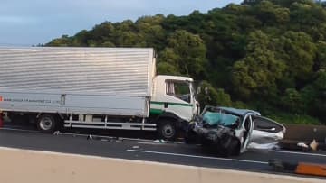 トラックと正面衝突 男性死亡　首都高　14km以上逆走