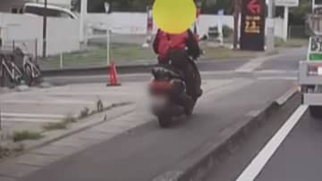 近隣住民「びっくり衝撃」「考えられない」帰宅ラッシュにバイクが歩道を暴走…周辺に小学校も
