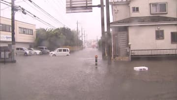ゲリラ豪雨 雷鳴に右往左往　冠水相次ぎ雷鳴で火災も