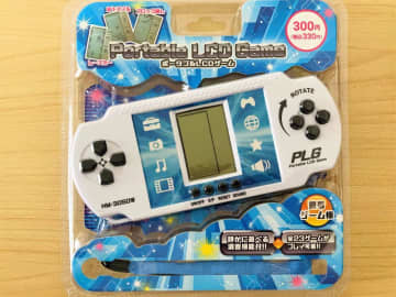 ダイソーで昭和レトロなゲーム機発見！23ゲーム＆消音機能付きで330円。