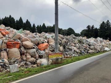高さ4メートル、長さ80メートル〝ごみの壁〟　佐倉の集落に大量産廃　住民「早く撤去を」千葉県「排出元がすべき」