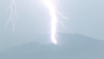 関東から九州で ゲリラ豪雨 巨大稲妻が山に 瞬間映像 チバテレ プラス
