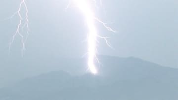 関東から九州で“ゲリラ豪雨”　巨大稲妻が山に...瞬間映像