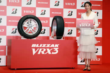 杏、真っ白コーデでイベントに登場　芸能生活20周年で記憶に残る仕事は…　いつもキリッと美しい杏さん。芸能生活20周年で真っ赤な花束をもらい、思わず笑顔に。