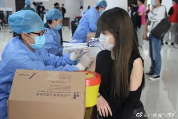「ワクチンファッション」爆誕　接種しやすく女性が肩を大胆に出して