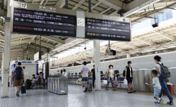 感染緊迫も、4連休初日に旅立ち　首都、東京駅や羽田空港