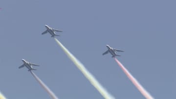 ブルーインパルスが来た!　東京の上空 57年ぶり五色の輪