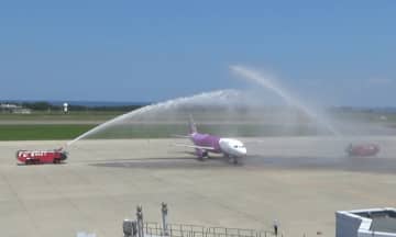 ニュース画像：ピーチの新潟〜大阪線増便を記念し新潟空港で放水アーチ