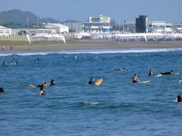 「少しでも五輪見られれば」　サーフィン会場南隣の海岸に人々集う　双眼鏡で”観戦”も　千葉・いすみ
