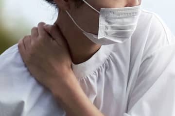 コロナ禍で蓄積した首まわりのこりを「アシカのポーズ」で撃退 「マスク着用によって表情筋を動かす機会は減少します。さらにマスクのゴムひもで両耳が長時間固定されているため、顔周り、とくにこめかみやあごの筋肉がこり固まってしまうのです。顔周りと首の筋肉はつながっているため、ストレートネ