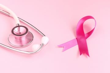 「乳がん」「大腸がん」「肺がん」都道府県別「女性のがん」データ 全国でもっとも高い青森県の乳がんの死亡率は、全国でもっとも低い山形県のおよそ2倍もあるという。地域差が生まれる理由を専門医に聞いた。理由を知ると、必要ながん対策も見えてきたーー。 「一生のうちに2人に1人は