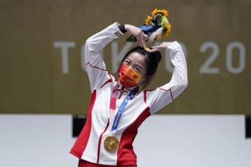 東京五輪「金2つ」で女子大生射撃選手がアイドル化　マンションまで贈られ