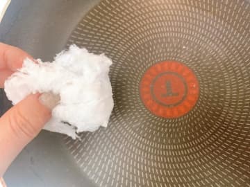 【ダイソー】油の後片付けめっちゃ楽！吸収力抜群の「わたぐも」買いでは？