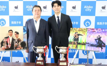 競技ダンスアマチュア日本一の八谷さん、我孫子市の星野市長に大会2部門の連覇を報告