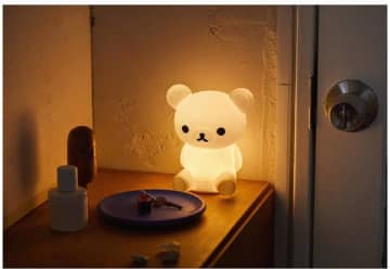 リラックマの形をしたライト可愛すぎん？本屋さんで待ってるよ～。
