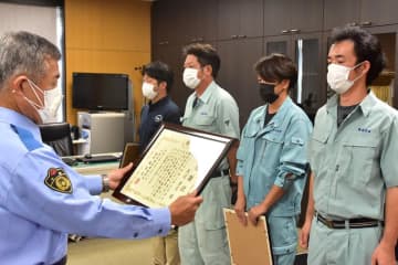 ドボン…振り返ると女性が海に　水産関係者4人が人命救助　勝浦署が感謝状