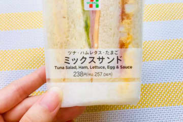 セブンイレブンのサンドイッチ　手に取ると「すごい変化」に気付いた…