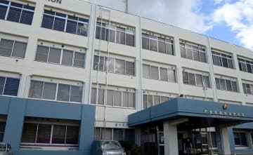 フェンスにぶつかり逃走、通行人が目撃　ナンバーで浮上　酒気帯び運転か、男逮捕　船橋東署