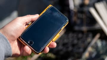 スマホを小指で支えるのは要注意!? 手指専門の医師に聞いた“楽な持ち方”と“負担がかかる持ち方”