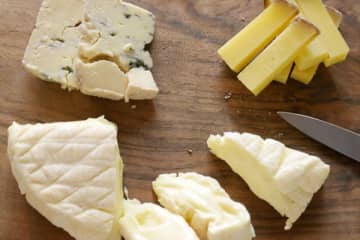 “もみあげ白髪”は強いストレスが原因…チーズと納豆で対策を！