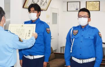 逆走車に飛び乗り運転手救出　熱中症で意識失う　印西　警備員に感謝状