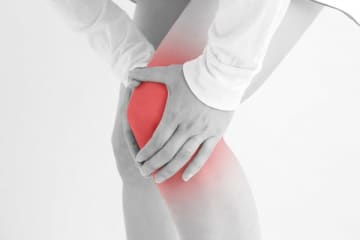 歩けないほど痛くてもできる「つかまり足踏み」でひざ痛解消