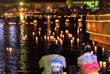 海上に揺らめく大小610基　千葉・鴨川で灯篭流し