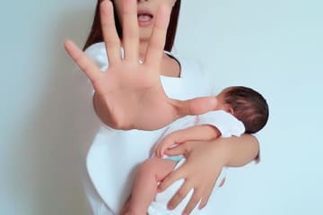 あせもだらけなのに乳児にヘアバンドを…子どもを人形扱いするバカ母