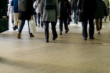 駅で突進、傘を畳まない…身近にいる「残念なオヂサン」4選