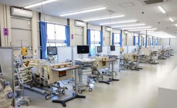 コロナ重症者、初の2千人台　国内感染者は2万4199人