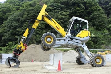 クモ型重機、災害時の活躍に期待　4本脚で自在に登坂