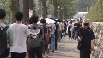 若者向けワクチン接種会場 抽選式でも大行列に　「緊急宣言」8道県追加 観光地や商店街は...