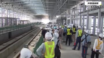 ニュース画像：「巨大な構造物にびっくり　建設中の北陸新幹線「芦原温泉駅」を子供たちが見学　」