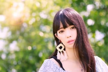 美人で困ったこと「席替えすると私の隣の席を巡って争いになるので、ボッチ席にされました」