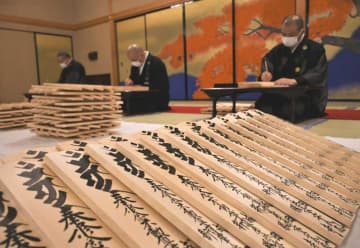 成田山新勝寺、早くも護摩札作り　コロナ収束・日常戻るよう願い込め　正月に向け約60万体