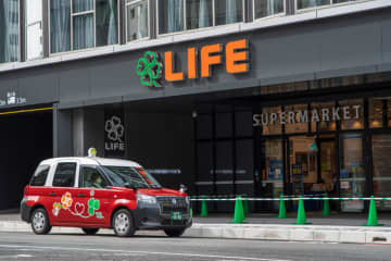  ＜ライフ四条烏丸店オープン記念 コラボレーション企画＞ララピー×ヤサカタクシー 京都で三つ葉のタクシー1200台と「かくれんぼ」 「ララピーの四つ葉タクシー」運行 　 ‐両社のシンボルマーク「クローバー」で結ばれた初のコラボレーション- 