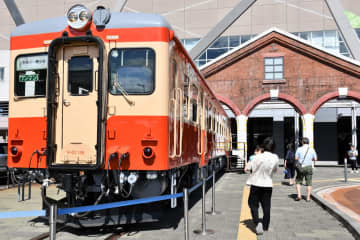 ニュース画像：「糸魚川駅ジオパル再開　「キハ５２」久々の出庫　市民や鉄道ファン楽しむ」
