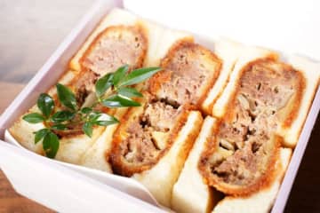  大正9年創業の老舗精肉卸×黒毛和牛雌牛専門鉄板焼店　1日限定10食！100年コラボ商品「館山メンチカツサンド」10月1日(金)に発売 　  