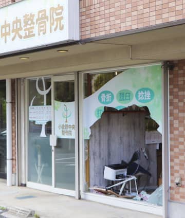 整骨院に車突っ込む、3人けが　千葉・松戸、踏み間違えか