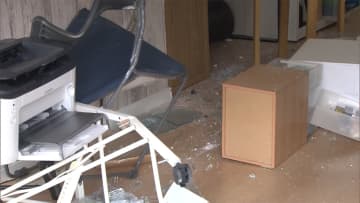 整骨院に車突っ込み3人けが　84歳女性運転の軽乗用車
