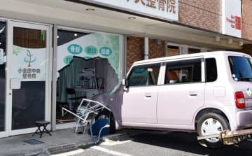 整骨院に車突っ込む　高齢女性「アクセルとブレーキ踏み間違えた」　松戸