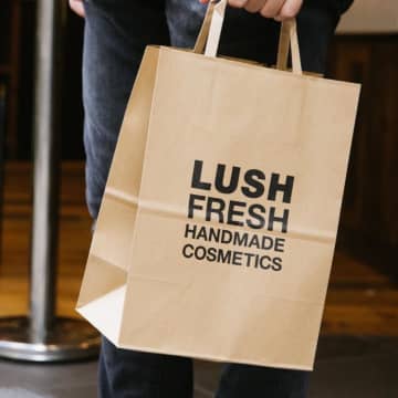 LUSHに行くときもマイバッグ忘れずに！10月から紙袋有料だよ！