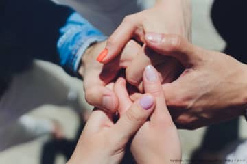 結婚後にバイセクシャルを自覚した女性　夫・恋人と3人で幸せな生活を営み中