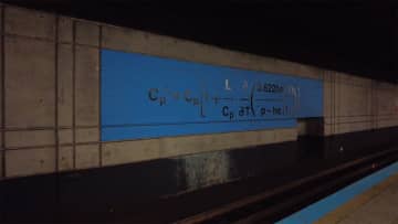 ニュース画像：「パリの駅に“真鍋さん”看板　名前・方程式がアートに」