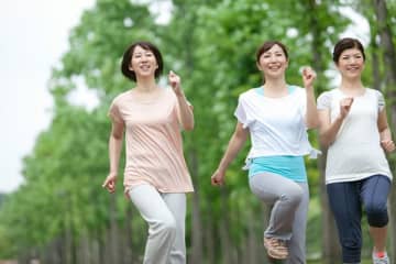 研究で明らかに「歩幅が狭くなると、認知機能の低下リスク」