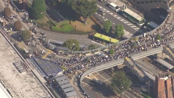震度5強 大混乱の首都東京　駅に帰宅困難者 道路は冠水　SNSで「テレワーク」急上昇