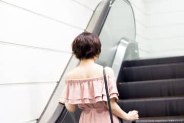 10代女性の6割が「エスカレーターの片側空けるべき」　批判的な意見も多数