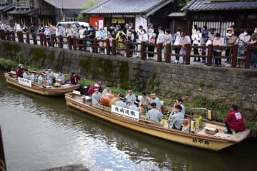 さっぱ舟　哀愁漂う笛、太鼓　古い町並みに佐原囃子響く　香取・小野川