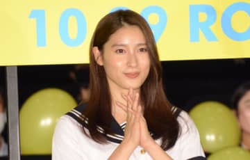 土屋太鳳、26歳のJK制服姿に照れ笑い「今月はハロウィンなので」