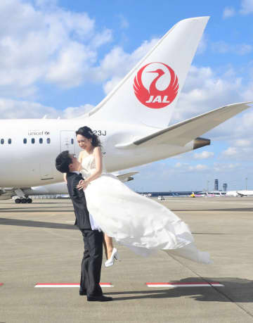 成田空港でフォトウエディング　旅客機の前で幸せポーズ　コロナ減便受け新サービス